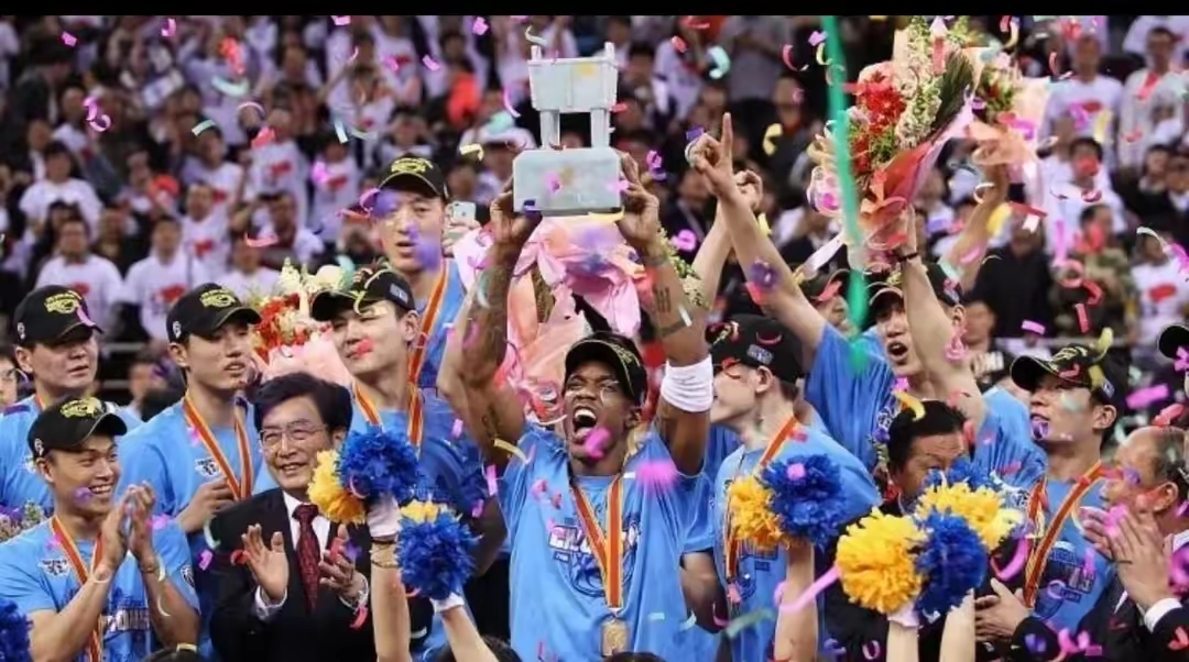 开云-浓眉哥迎来五赛季出色发挥,RNG观众热烈欢呼!-开云