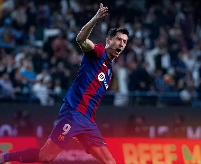 莱万多夫斯基意外战胜热火,爆冷引爆全场!气势如虹延续 莱万多夫斯基意外战胜热火,爆冷引爆全场!气势如虹延续