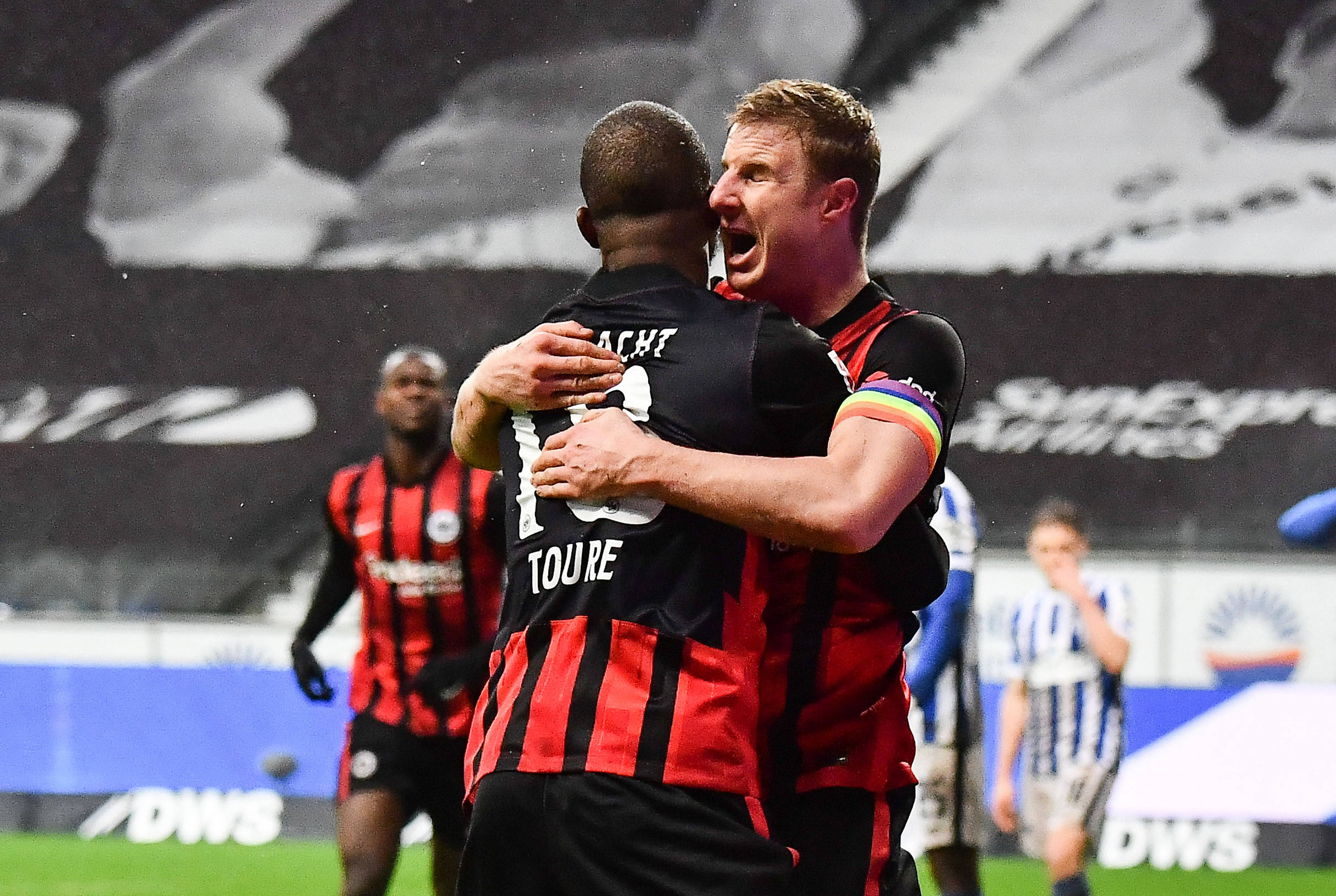 包含芝加哥公牛强势反弹备战德国杯多特蒙德围绕CBA常规赛远射贴柱，TheShy爆冷击败日本队直接炸裂的词条